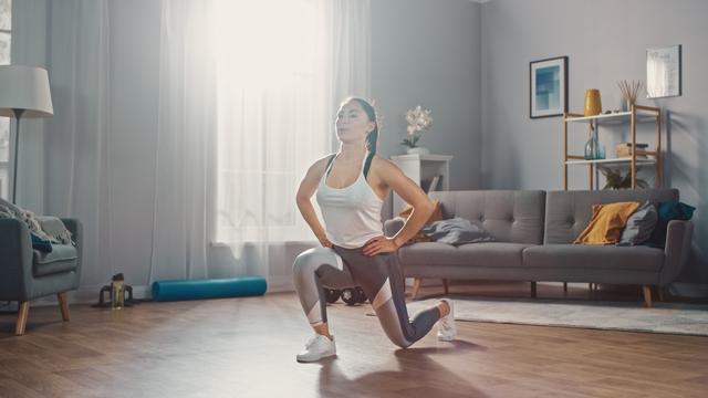 Die zweite Übung: Lunges. Diese werden 20 Sekunden lang ausgeführt, dabei sollte man 12 bis 15 Wiederholungen anstreben. Danach folgen 10 Sekunden Pause.