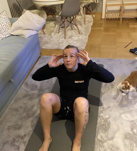 Eva Voraberger arbeitet zuhause hart an ihrer Form.