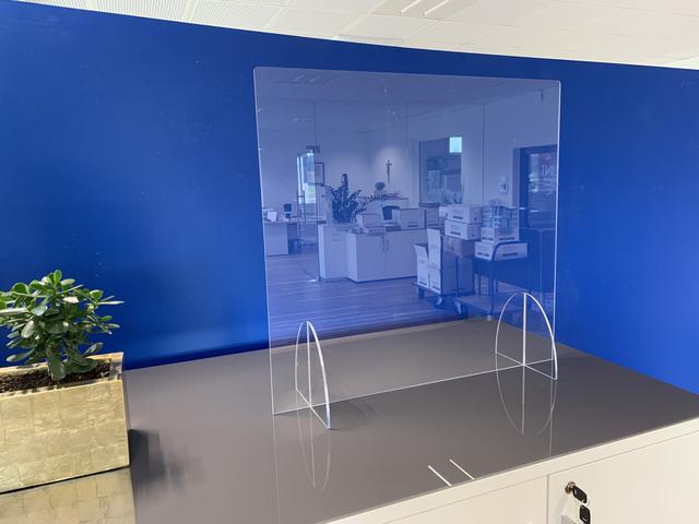 So könnten die fertigen "Spuckschutz-Scheiben" aus Plexiglas aussehen.