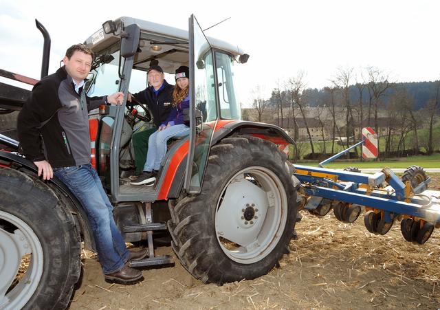 „Bauern arbeiten auf Hochtouren": Paul Nemecek mit Landwirt Johann Dachsberger und Tochter Larissa in Ruprechtshofen.