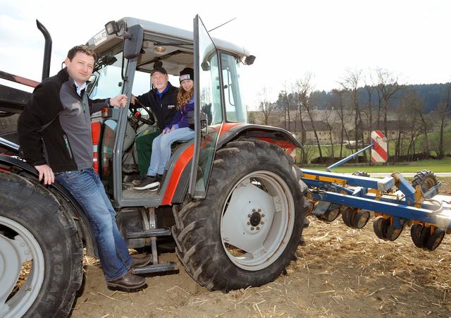 „Bauern arbeiten auf Hochtouren": Paul Nemecek mit Landwirt Johann Dachsberger und Tochter Larissa in Ruprechtshofen. | Foto: Foto: NÖ Bauernbund