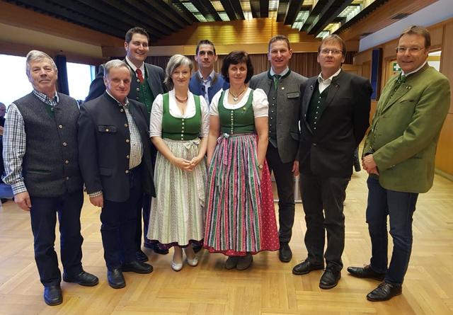 Der neugewählte Vorstand des Bauernbundes St. Johann am Tauern wird weiterhin von der einstimmig
gewählten Obfrau Friederike Fritz (4. von rechts) geleitet. Gratuliert haben NRAbg. Andreas Kühberger
(3. von rechts), Bgm. Alois Mayer (1. von rechts) und BB-Bezirksobmann Leonhard Madl (3. von links).