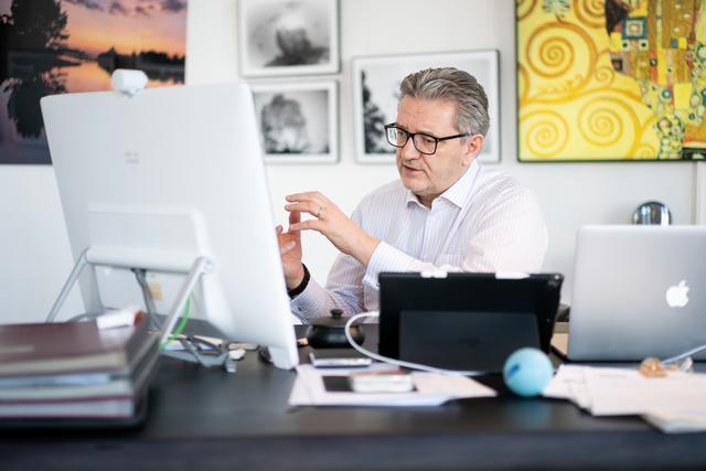 Gesundheitsstadtrat Peter Hacker im Video-Chat mit der bz.