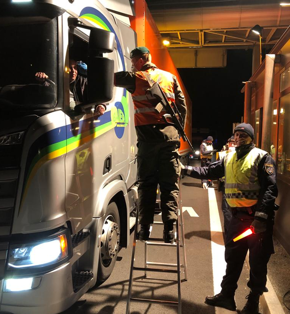 Gemeinsame Kontrolle am Grenzübergang in Suben.