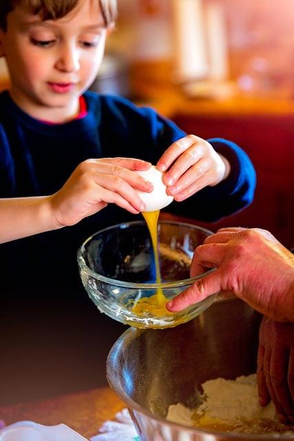 Beschäftigung für zu Hause: Beim gemeinsamen Kochen und Backen mit den Kindern sollte auf die Sicherheit geachtet werden.