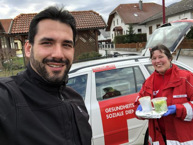 Auch BEZIRKSBLÄTTER-Redakteur Stefan Scheiblecker folgte dem Aufruf des Roten Kreuz und packte gemeinsam mit Edith Endres bei Essen auf Rädern mit an.