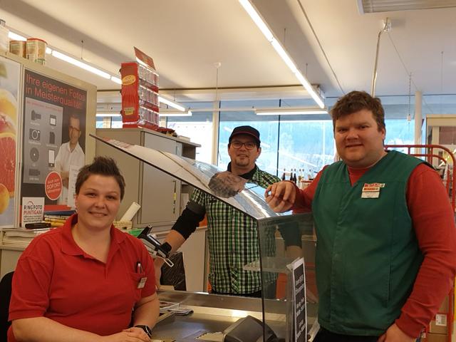Schutzmaßnahmen auch an der Kassa im Sparmarkt Spruzina in Kindberg: Maria Tösch, Mathias Spruzina und Rudolf Keusch sind für ihre Kunden im Einsatz.