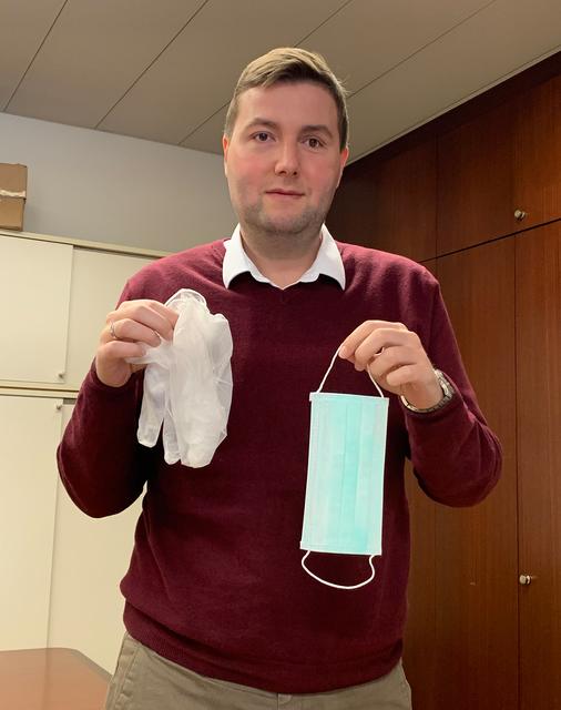 Gesundheitsstadtrat Michael Raml mit Schutzmaske und Handschuhen, wie sie derzeit gesucht werden.