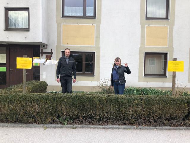 Am Foto Pfarrer Siegmund Bichler und Daniela Ortner von der Pfarre zur Hl. Familie.