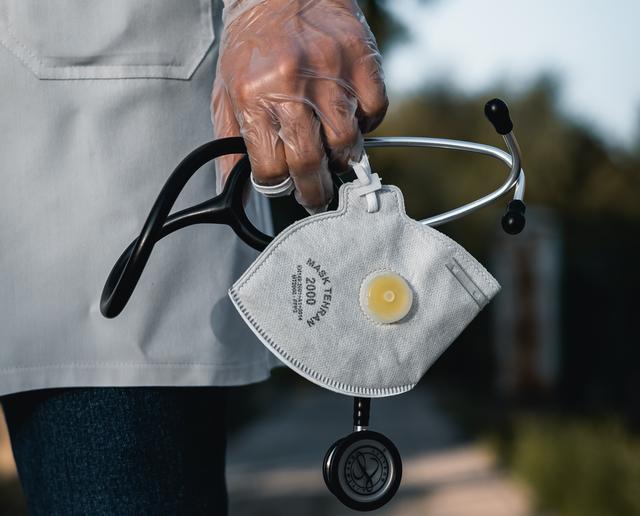 Ärzte und Pflegekräfte schlagen Alarm: Im Gesundheitsbereich fehlt dringend benötigte Schutzausrüstung.