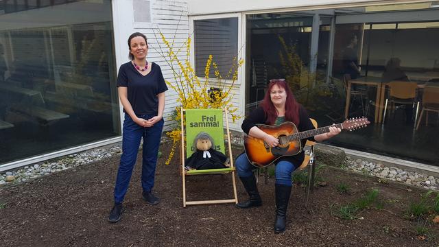Pfarrerin Anna Kampl und Pfarrsekretärin Anja Kislinger-Lehmann (r) bei Videoaufnahmen für die Hausgemeinschaften der Diakonie in der Erdbergstraße.