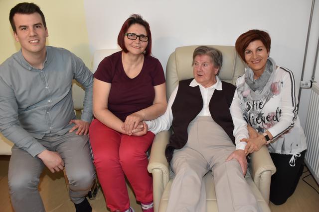 Partrick, links, und Igrid Haderer, rechts, von Pflege da:hoam, mit Pflegerin Doina Sticleti.