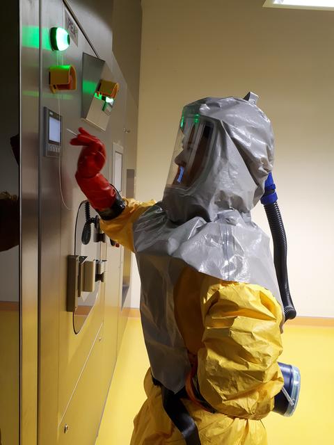Das Hochsicherheitslabor verwendet hochwertige persönliche Schutzausrüstung (pathogen- und flüssigkeitsdichte Schutzanzüge mit Respiratoren, die die Luft filtern und einen Überdruck im Anzug erzeugen) und eine Schleuse mit chemischer Dusche zur Dekontamination von Personal.