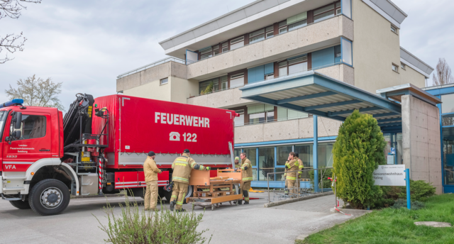 Die Freiwillige Feuerwehr transportierte aus dem Seniorenwohnhaus Itzling 50 Pflegebetten zum Covid-Zusatzspital ins Salzburger Messezentrum.