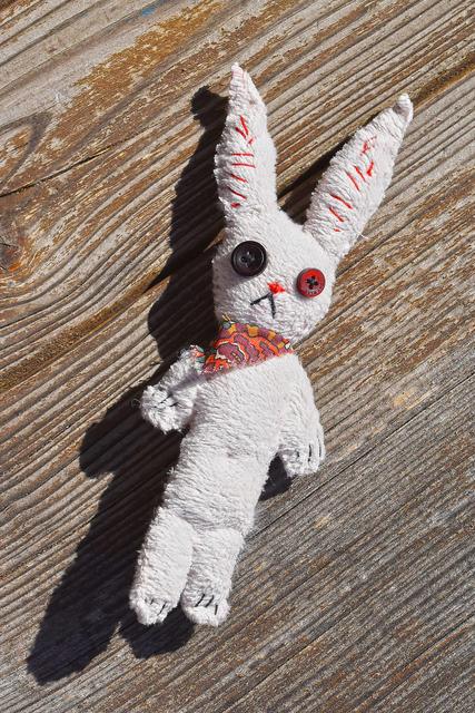 Ein Hase aus Stoff: Mit etwas Näh-Erfahrung ist die niedliche Osterdeko schnell gemacht. Tipp: Der Hase kann auch super verschenkt werden! ;-)