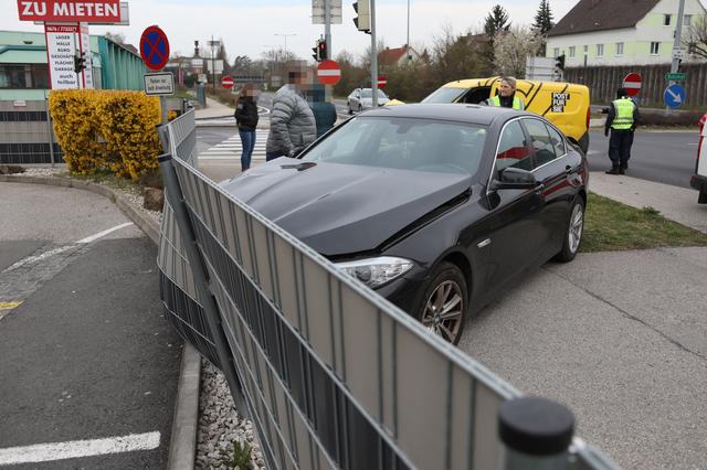 Der andere Unfallwagen landete im Zaun eines Drive-Ins.