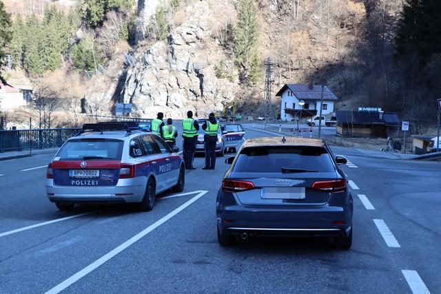 Quarantäne: Die Sonderregelung für das Paznaun – im Bild die Kontrollstelle in Wiesberg – und St. Anton am Arlberg wird bis 13. April verlängert.