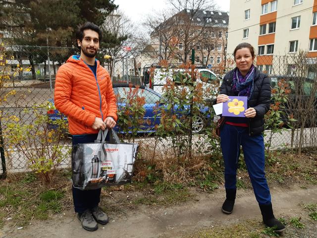 Farshad und Anna im Einsatz für das Glaubenskirchen-Einkaufsservice