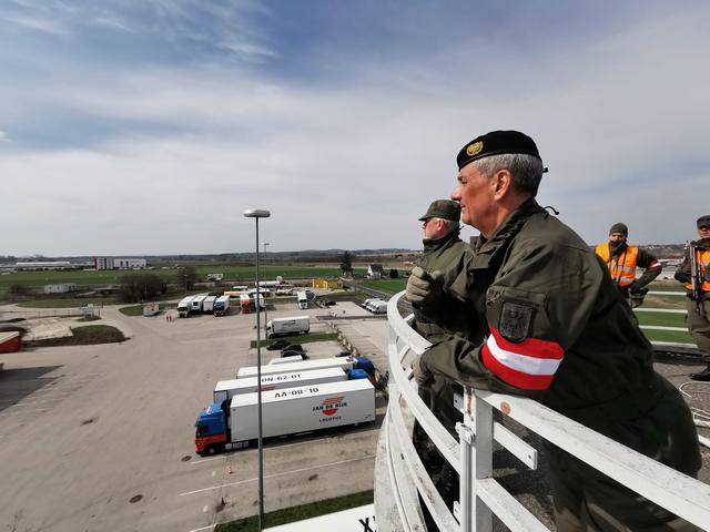 Militärkommandant Brigadier Dieter Muhr gemeinsam mit Soldaten am Tower des Flughafens Linz/Hörsching.