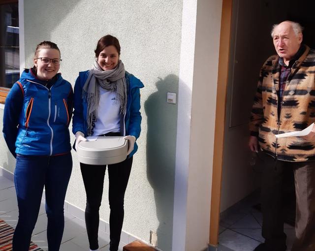 In Lassing stellen Mitglieder der Landjugend "Essen auf Rädern" zu.