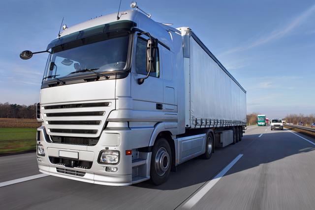 Der momentane LKW-Verkehr ist um zehn bis 30 Prozent zurückgegangen. Der Transport von Waren wie Lebensmitteln ist jedoch gesichert (Symbolbild).