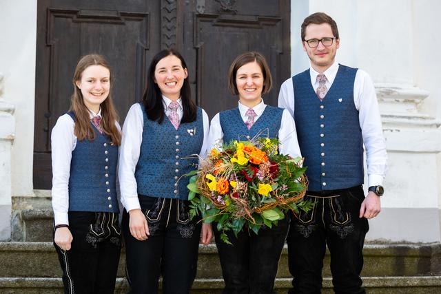 Obfrau Anita Haas übergibt ihr Amt an Georg Ohrhallinger, Kapellmeisterin Carina Straßer und Jugendreferentin Monika Gangl bleiben im Amt. | Foto: Nadine Lechner Fotografie