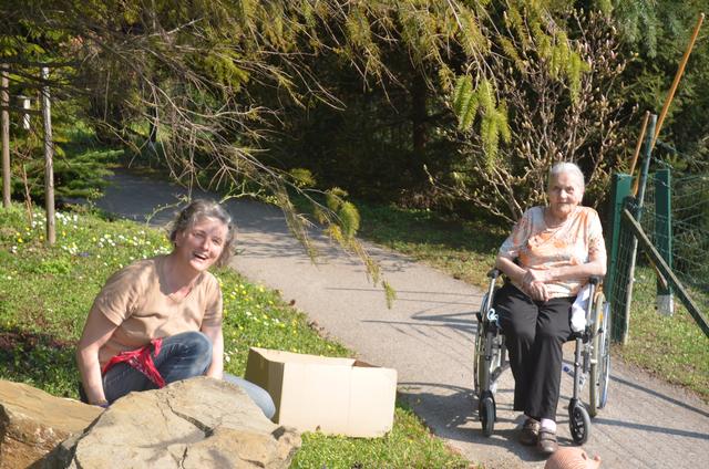 Seniorin Adelheid Klugmayer plaudert gerne über ihren Garten von damals.