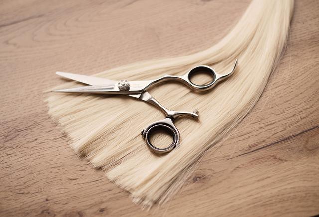 Friseurbesuche sind aufgrund der derzeitigen Hygienevorschriften untersagt – auch Zuhause!