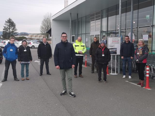 #melkhilft Helfer im Dienst Jonathan und Birgit Steindl, Merkur Marktmanager Friedrich Buresch, Bürgermeister Patrick Strobl, Vizebürgermeister Wolfgang Kaufmann, Wirtschaftsstadträtin Ute Reisinger, Claudia Getzinger Gesundheitsstadtrat Jürgen Eder und #melkhilft Helferin im Dienst Veronika Laszlo.