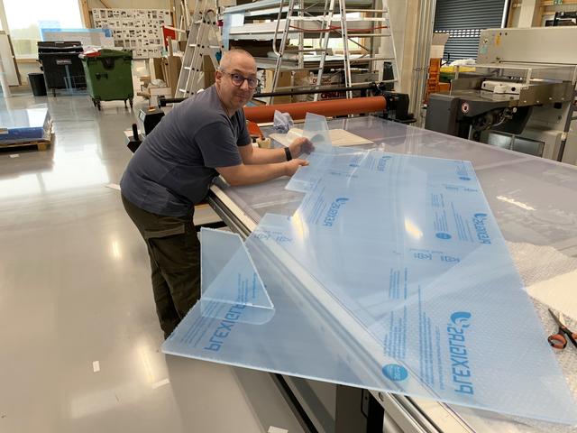 Das Rohmaterial wird zugekauft, der Zuschnitt - individuell nach Kundenwunsch - erfolgt im Druckhaus.