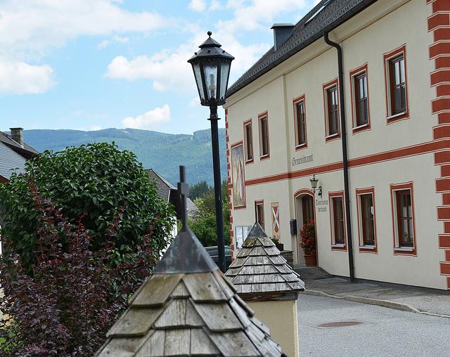 In St. Andrä im Lungau – hier der Blick auf das Gemeindeamt (Archivfoto) – wurde die erste Person positiv auf Covid-19 getestet.