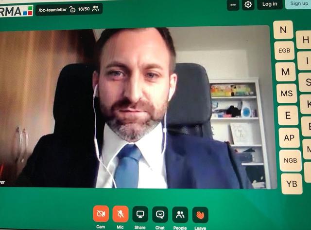 Ein Tag im Homeoffice ist mit einem normalen Redaktionsbetrieb nicht zu vergleichen. Gerade deshalb tut es gut, wenn man jeden Tag um 9 Uhr die Kollegen am Bildschirm "treffen" kann. Dabei ist der interne T-Shirt-Wettbewerb eine willkommene Abwechslung. Dass ich während des Meetings im Anzug eine Jogginghose anhatte, ist ein hartnäckiges Gerücht.