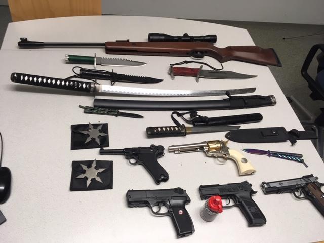 Die Polizei stellte bei der Auflösung einer Party in einer Wörgler Wohnung neben Cannabis auch ein regelrechtes Waffenarsenal sicher.