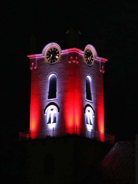 Der Kirchturm erstrahlt in rot-weiß-rot.