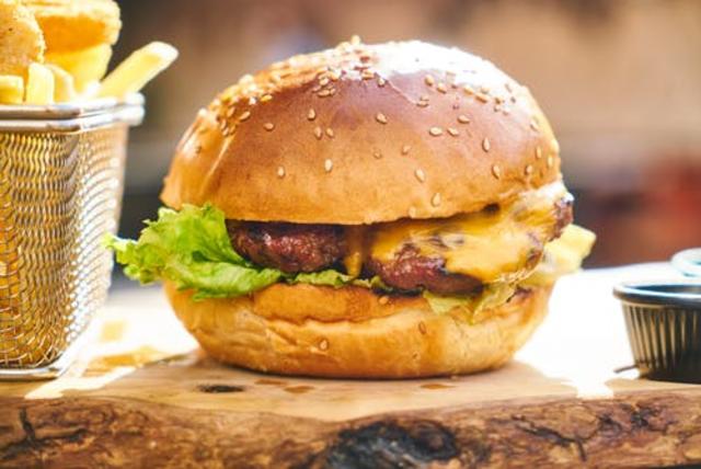Ein Hamburger zum Anbeißen! Präsentation, Geschmack und Preis stimmen bei Fast-Food-Gerichten.