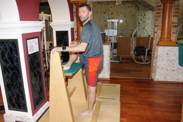 Thomas Bargfrieder nützt die Geräte im Fit Five in Walding.