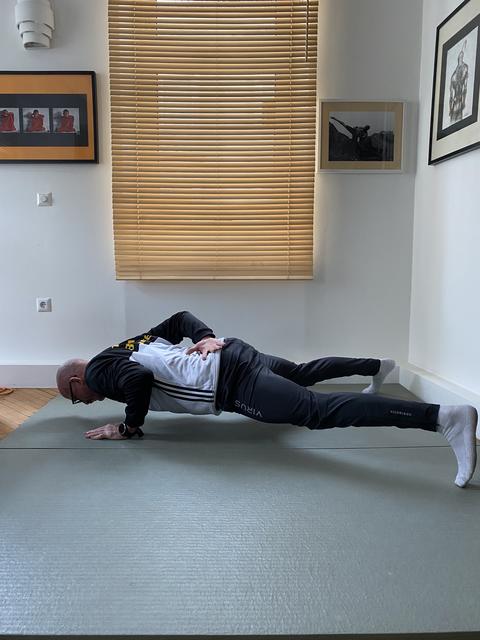 Trainer Tom Knöbl hält sich zuhause fit.