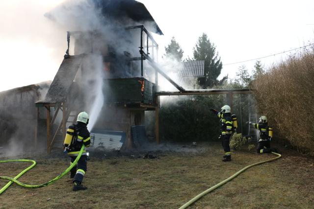 Ein Baumhaus stand am 14. März im Kalsdorfer Ortsteil Forst in Flammen.
