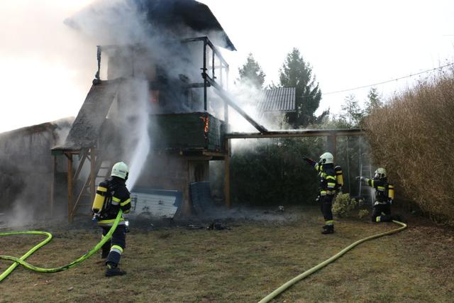 Ein Baumhaus stand am 14. März im Kalsdorfer Ortsteil Forst in Flammen. | Foto: FF Kalsdorf