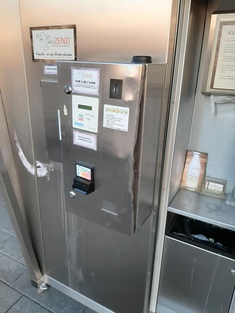 Der Milchautomat wurde beim Einbruchsversuch beschädigt.