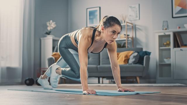 Die dritte Übung: Mountain Climbers. Auch diese werden 20 Sekunden lang ausgeführt, dabei sollte man 12 bis 15 Wiederholungen anstreben. Danach folgen 10 Sekunden Pause.