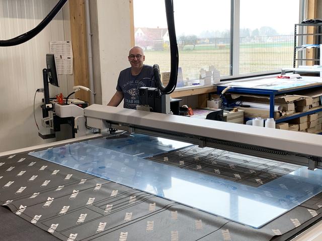 Das Druckhaus Scharmer in Fürstenfeld produziert seit kurzem Schutzscheiben aus Plexiglas für Ordinationen, Supermärkte, Bäckereien und Co.