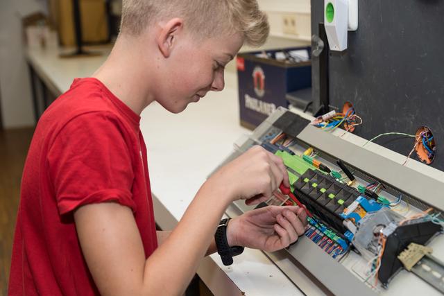 Dominik Höller in seinem Werkstattunterricht im Fachbereich Elektrotechnik der Polytechnischen Schule Rohrbach-Berg.