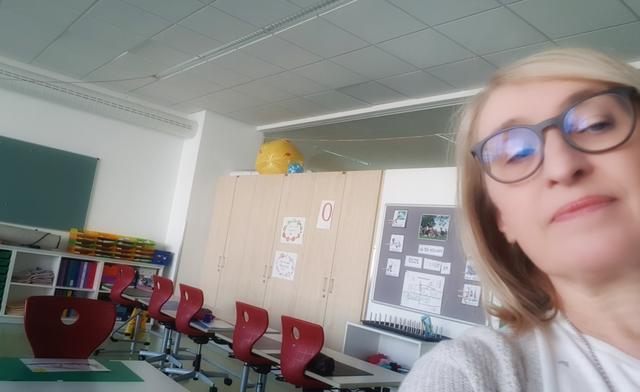 Unsere Direktorin der VS Zwentendorf, Monika Nikowitz, veröffentlichte ein Foto aus ihrer Sicht. Die Kinder sind daheim und sie hält die Organisation der Schule am Laufen.