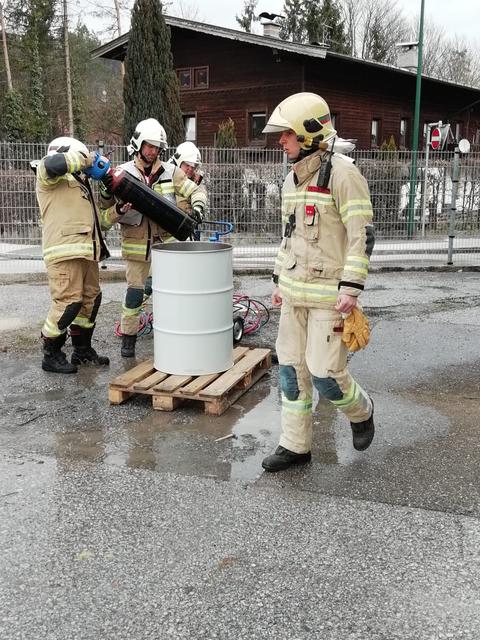 Der Brand wurde von Mitarbeitern der Firma gelöscht. Die Gasflasche wurde von der Stadtfeuerwehr Kufstein gekühlt und zu einer Schottergrube gebracht, wo die Polizei (Cobra) sie aufschließen soll.