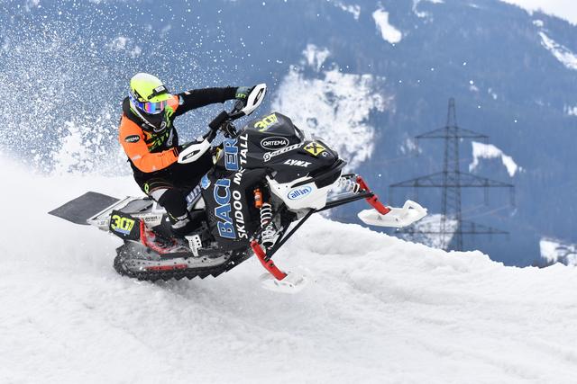 Mit bis zu 100 km/h stürzen sich die Snowcross-Piloten in die Kurven des Parcours.