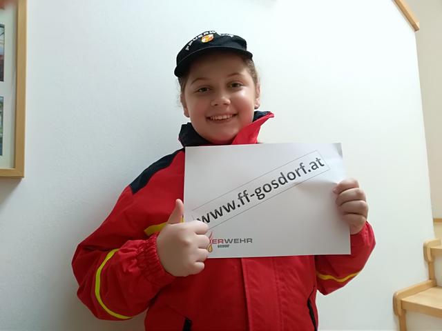 Leona Bagola-Niederl mit der Webadresse der neuen Seite der Freiwilligen Feuerwehr Gosdorf.