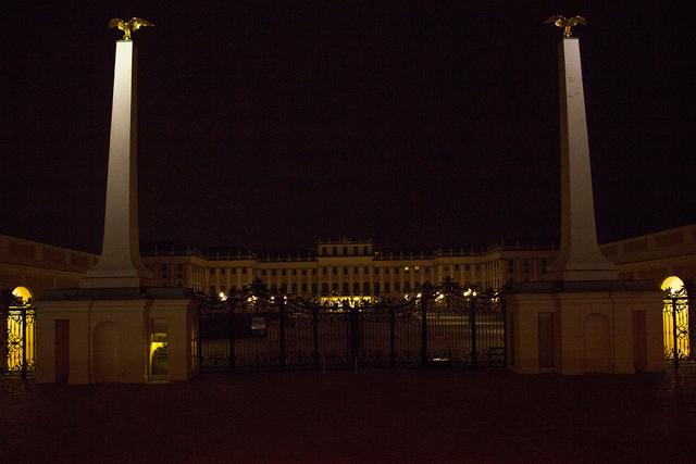 Abgedunkelt zeigt sich das Schloss Schönbrunn während der Earth Hour: Licht abdrehen für mehr Klimaschutz heißt die Devise.
