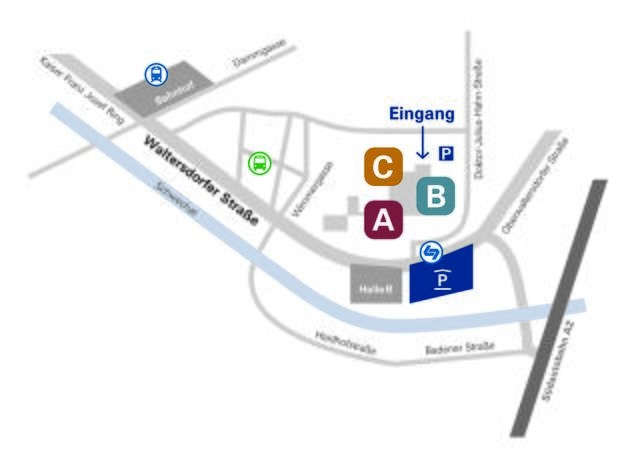 Eingang und Parkplätze