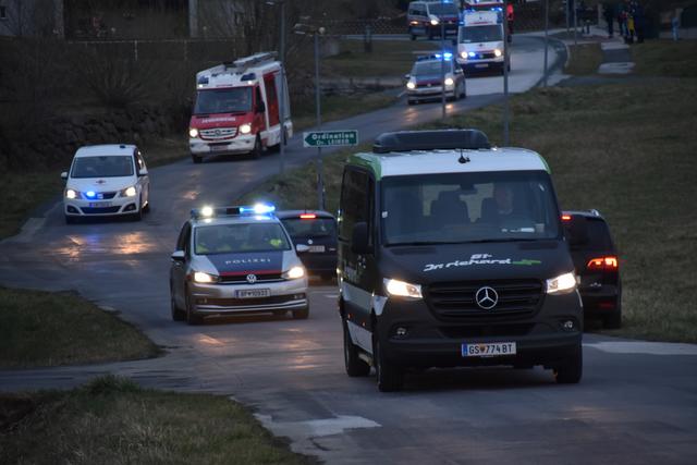 Angeführt von einem Bus der Südburg fuhr der Konvoi von Polizei, Rettung und Feuerwehr durch Rotenturm. | Foto: Michael Strini